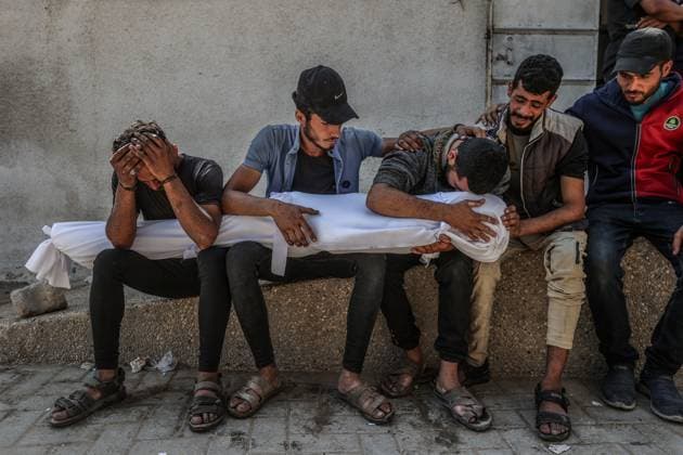 Bilder des Jahres 2025, News 06 Juni News Themen der Woche KW23 News Bilder des Tages Israeli attacks on Gaza continue GAZA CITY, GAZA - JUNE 4: Palestinians mourn their loss near bodies killed in Israeli attack on makeshift tents for displaces civilians in Gaza City, Gaza on June 04, 2025. Bodies were brought to Al Shifa Hospital for identification before burial. Ali Jadallah Anadolu Gaza City Gaza. Editorial use only. Please get in touch for any other usage.  Copyright: x2025xAnadoluxAlixJadallahx