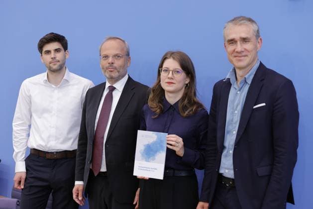 News Themen der Woche KW23 News Bilder des Tages Ron Dekel, Präsident der Jüdischen Studierendenunion Deutschland, Dr. Felix Klein, Beauftragter der Bundesregierung für jüdisches Leben in Deutschland und den Kampf gegen Antisemitismus, Bianca Loy, wissenschaftliche Referentin beim Bundesverband RIAS e. V., Benjamin Steinitz, geschäftsführender Vorstand des Bundesverbands RIAS e.V. (Bundesverband der Recherche- und Informationsstellen Antisemitismus), Deutschland, Berlin, Bundespressekonferenz, Thema: Vorstellung des Jahresberichts Antisemitische Vorfälle in Deutschland 2024 *** Ron Dekel, President of the Jewish Student Union Germany, Dr. Felix Klein, Federal Government Commissioner for Jewish Life in Germany and the Fight against Antisemitism, Bianca Loy, Scientific Officer at the Feder