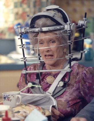 Malcolm In The Middle - filmstill CLORIS LEACHMAN in Malcolm In The Middle Grandma Sues Filmstill - Editorial Use Only Ref: FB Supplied by EDITORIAL USE ONLY Copyright: xSuppliedxbyxCapitalxPicturesx