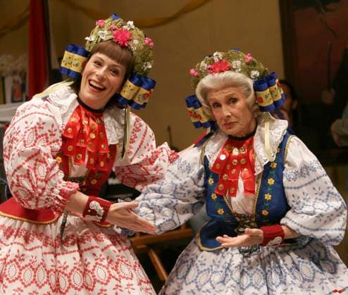 Malcolm In The Middle - filmstill JANE KACZMAREK & CLORIS LEACHMAN in Malcolm In The Middle Ida s Dance Copyright: xSuppliedxbyxCapitalxPicturesx