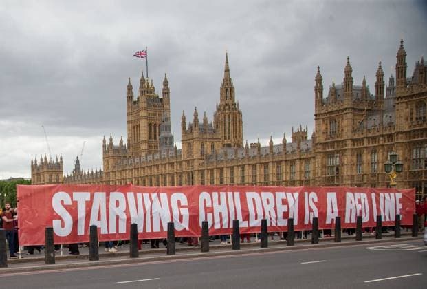 Bilder des Jahres 2025, News 06 Juni News Themen der Woche KW23 News Bilder des Tages June 4, 2025, London, England, United Kingdom: People take part in a pro-Palestine protest on Westminster Bridge. Around ten thousand people form a red line around the Houses of Parliament, calling UK Prime Minister Keir Starmer to sanction Israel over its military offensive and aid blockade in Gaza. London United Kingdom - ZUMAs262 20250604_zip_s262_006 Copyright: xTayfunxSalcix