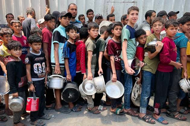 News Themen der Woche KW23 News Bilder des Tages Internally displaced Palestinians gather in a charity kitchen to receive limited rations amid a shortage of food Internally displaced Palestinians gather in a charity kitchen to receive limited rations amid a shortage of food, in Nuseirat Palestinian refugee camp, central of Gaza Strip, June 4, 2025. The United Nations has warned that the entire population of Gaza is facing the risk of famine since Israel closed border crossings on 02 March 2025, preventing the entry of essential supplies. Photo by Belal Abu Amer apaimages Nusairat Gaza Strip Palestinian Territory 040625_Nusairat_BA_01(4) Copyright: xapaimagesxBelalxAbuxAmerx xapaimagesx