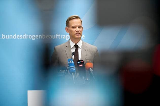 News Themen der Woche KW23 News Bilder des Tages Hendrik Streeck, der neue Beauftragte der Bundesregierung fuer Sucht- und Drogenfragen stellte sich am Mittwoch (04.06.2025) mit einem ersten Pressestatement ausgewaehlten Medien vor. EDITORIAL USE ONLY *** Hendrik Streeck, the new Federal Government Commissioner for Addiction and Drug Issues, presented himself to selected media on Wednesday 04 06 2025 with a first press statement EDITORIAL USE ONLY Copyright: epd-bild ChristianxDitsch D25D0604DrogenbeauftragterStreeck130847