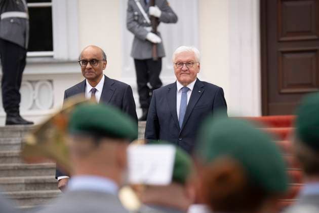News Themen der Woche KW23 News Bilder des Tages Bundespräsident, Präsident, Tharman Shanmugaratnam Bundespräsident, Frank-Walter Steinmeier, Schloss Bellevue, Militärische Ehren, Präsident, Singapur, Tharman Shanmugaratnam Berlin Berlin GER *** Federal President, President, Tharman Shanmugaratnam Federal President, Frank Walter Steinmeier, Bellevue Palace, Military Honors, President, Singapore, Tharman Shanmugaratnam Berlin Berlin GER