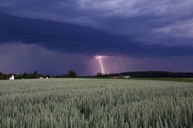 News Themen der Woche KW23 News Bilder des Tages Wetterfeature, Ein Blitz zuckt bei einem Gewitter am Abend bei Vilsheim im niederbayerischen Landkreis Landshut. Vilsheim Bayern Deutschland Vilsheim *** Weather feature, Lightning flashes during a thunderstorm in the evening near Vilsheim in the Lower Bavarian district of Landshut Vilsheim Bavaria Germany Vilsheim Copyright: x xonw-imagesx xAlexanderxWolfx