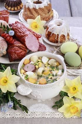IMAGO Creative, Ostern, Bräuche, Osterbrunch The sour rye soup inside loaf of bread. Easter breakfast table. Traditional festive dish  BEW1EB02B83