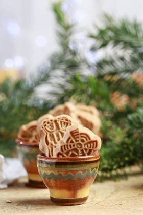 Bowl of speculaas biscuits, fir twigs in the background. Party dessert  BEW1EB49E17