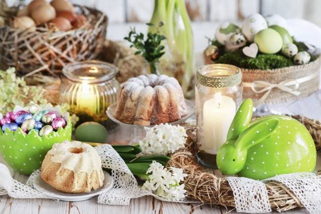 IMAGO Creative, Ostern, Bräuche, Osterbrunch Easter table with food and flowers. Postcard motif. Festive party decor  BEW1EB55903