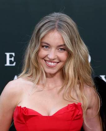 Sydney Sweeney arrives on the red carpet for the Echo Valley New York Premiere at AMC Lincoln Square 13 on June 04, 2025 in New York City.  NYP20250604213 JOHNxANGELILLO