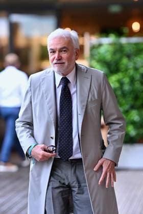 French Open - VIPs At The Village Pascal Praud is seen posing at the Village during French Open at Roland Garros on June 03, 2025 in Paris, France. Photo by ABACAPRESS.COM Paris France  Copyright: xABACAx