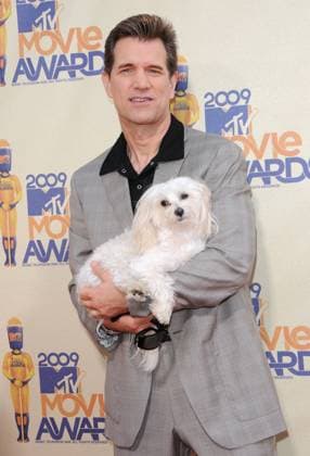 2009 MTV Movie Awards - Arrivals CHRIS ISAAK The 2009 MTV Movie Awards held at Universal Ampitheatre in Universal City, California, USA. May 31st, 2009 half length suit jacket carrying dog animal pet isaac black collar CAP DVS Debbie VanStory Los Angeles California United States Copyright: xDebbiexVanStory CapitalxPicturesx