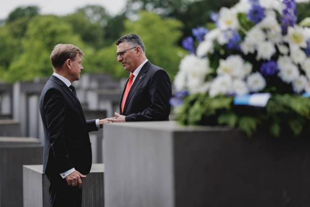 Bilder des Jahres 2025, News 06 Juni News Themen der Woche KW23 News Bilder des Tages (L-R) Johann Wadephul (CDU), Bundesaussenminister, und Gideon Sa ar, Aussenminister von Israel, aufgenommen im Rahmen eines Besuches vom Holocaust-Mahnmal in Berlin, 05.06.2025. Fotografiert im Auftrag des Auswaertigen Amtes. Berlin Deutschland *** L R Johann Wadephul CDU , Federal Foreign Minister, and Gideon Sa ar, Foreign Minister of Israel, photographed during a visit to the Holocaust Memorial in Berlin, 05 06 2025 Photographed on behalf of the Federal Foreign Office Berlin Germany Copyright: xFlorianxGaertner AAx
