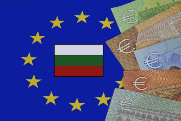 EU-Symbol mit Geldscheinen und Flagge Bulgariens Fotomontage: EU-Symbol mit Geldscheinen und Flagge Bulgariens, 05.06.2025, Borkwalde, Brandenburg, Auf einem EU-Symbol liegen Geldscheine und eine Flagge Bulgariens. *** EU symbol with banknotes and flag of Bulgaria Photomontage EU symbol with banknotes and flag of Bulgaria, 05 06 2025, Borkwalde, Brandenburg, On an EU symbol lie banknotes and a flag of Bulgaria