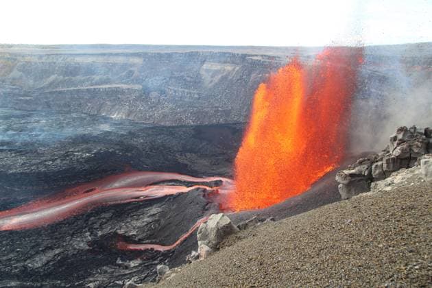 Creative Highlights World May 16, 2025, Kilauea, Hi, United States of America: Lava fountains shoot 500-feet into the air from the north vent into the floor of the Halemaumau crater during Episode 22 at the summit of KÄÂ«lauea inside the Hawaii Volcanoes National Park, May 16, 2025 near Hilo, Hawaii. Kilauea United States of America - ZUMAp138 20250516_zaa_p138_015 Copyright: xMichaelxZoeller Usgsx