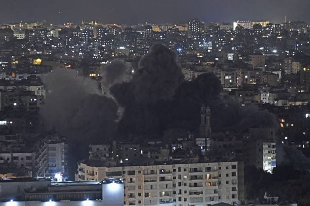 News Themen der Woche KW23 News Bilder des Tages Israeli airstrikes on Beirut BEIRUT, LEBANON - JUNE 05: Smoke rises after Israeli airstrike towards Dahieh area of Beirut, Lebanon on June 05, 2025. Houssam Shbaro Anadolu Beirut Lebanon. Editorial use only. Please get in touch for any other usage.  Copyright: x2025xAnadoluxHoussamxShbarox