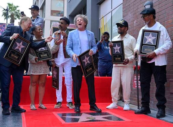 Bilder des Jahres 2025, Entertainment 06 Juni Entertainment Themen der Woche KW23 Entertainment Bilder des Tages Jerry Goldstein, Danny Trejo, Lonnie Jordan, Lee Oskar, Howard E. Scott, and Harold Ray Brown (L-R) attend an unveiling ceremony honoring the iconic band WAR with the 2,814th star on the Hollywood Walk of Fame in Los Angeles on Thursday, June 4, 2025. Also pictured is George Rodriguez (C).  LAP2025060406 JIMxRUYMEN