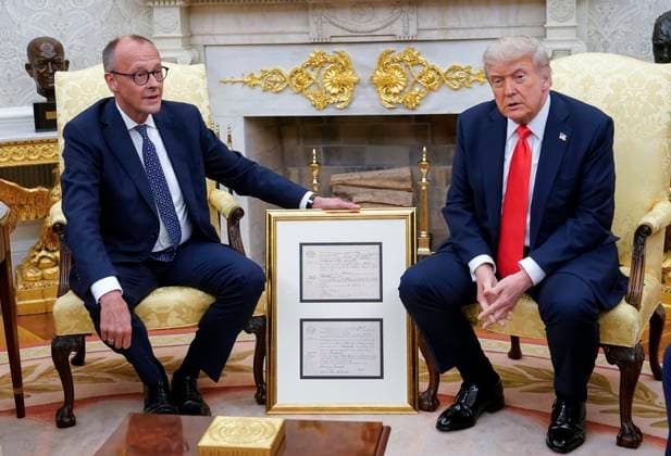 Bilder des Jahres 2025, News 06 Juni News Themen der Woche KW23 News Bilder des Tages June 5, 2025, Washington, District Of Columbia, USA: Chancellor Friedrich Merz of Germany presents United States President Donald J Trump Merz with what he said is the birth certificate of the PresidentÃ¢â‚¬â ¢s grandfather, Born in 1869,Ã¢â‚¬Â in the Oval Office of the White House in Washington, DC, US, on Thursday, June 5, 2025 Washington USA - ZUMAs152 20250605_faa_s152_006 Copyright: xChrisxKleponisx-xPoolxviaxCNPx
