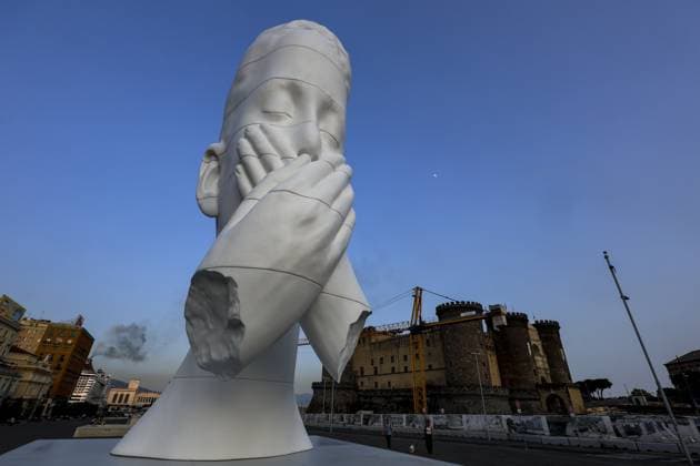 Bilder des Jahres 2025, Entertainment 06 Juni Entertainment Themen der Woche KW23 Entertainment Bilder des Tages Naples, Campania, Italy: The sculpture Silent Hortense by the Spanish artist Jaume Plensa installed in the Municipio Square. Naples Italy  - ZUMAp169 20250605_zea_p169_505 Copyright: xSalvatorexLaporta KONTROLABx