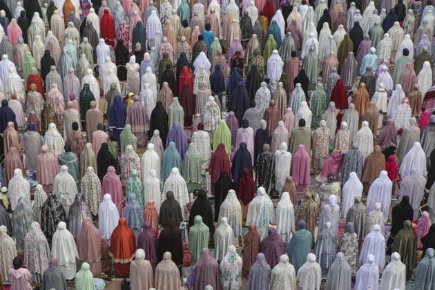 Bilder des Jahres 2025, News 06 Juni News Themen der Woche KW23 Eid-al Adha prayer in Indonesia WEST JAVA, INDONESIA - JUNE 6 : Muslims attend Eid Al-Adha (Feast of Sacrifice) prayer at the Dian Al-Mahri Mosque, also known as Golden Dome Mosque in Depok, West Java, Indonesia on June 6, 2025. Muslims worldwide celebrate Eid Al-Adha, to commemorate the holy Prophet Ibrahim s (Prophet Abraham) readiness to sacrifice his son as a sign of his obedience to God, during which they sacrifice permissible animals, generally goats, sheep, and cows. Eid-al Adha is the one of two most important holidays in the Islamic calendar, with prayers and the ritual sacrifice of animals. Agoes Rudianto Anadolu West Java Indonesia. Editorial use only. Please get in touch for any other usage.  Copyright: x2025xAnadoluxAgoesxRudiantox