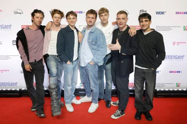Maximilian Mauff, Arsseni Bultmann, Nico Marischka, Johannes Kienast, Jonathan Kriener, David Schütter und Loran Alhasan bei der der Premiere der ZDFneo-Serie Chabos auf dem 11. Seriencamp Festival 2025 im Cinenova Kino. Köln, 05.06.2025