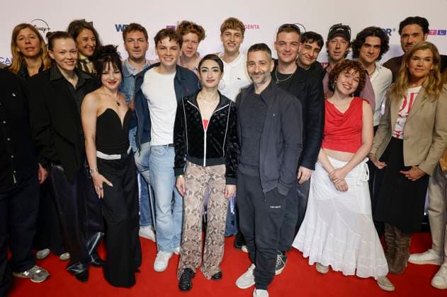 Eva Holtmann, Paula Kober, Gast, Arina Prass, Johannes Kienast, Nico Marischka, Arsseni Bultmann, Nairi Hadodo, Jonathan Kriener, Denis Moschitto, David Schütter, Loran Alhasan, Maximilian Mauff, Mathilda Smidt, Maximilian Raffelt, Alexander Milo und Anke Engelkebei der der Premiere der ZDFneo-Serie Chabos auf dem 11. Seriencamp Festival 2025 im Cinenova Kino. Köln, 05.06.2025