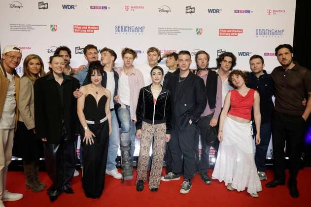 Vincent Krüger, Anke Engelke, Paula Kober, Mickey Paatzsch, Johannes Kienast, Arina Prass, Nico Marischka, Arsseni Bultmann, Jonathan Kriener, Nairi Hadodo, Loran Alhasan, David Schütter, Maximilian Mauff, Maximilian Raffelt, Mathilda Smidt, Arkadij Khaet und Alexander Milo bei der der Premiere der ZDFneo-Serie Chabos auf dem 11. Seriencamp Festival 2025 im Cinenova Kino. Köln, 05.06.2025