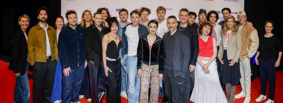 Eva Holtmann, Paula Kober, Gast, Arina Prass, Johannes Kienast, Nico Marischka, Arsseni Bultmann, Nairi Hadodo, Jonathan Kriener, Denis Moschitto, David Schütter, Loran Alhasan, Maximilian Mauff, Mathilda Smidt, Maximilian Raffelt, Alexander Milo, Anke Engelke, Cast und Team bei der der Premiere der ZDFneo-Serie Chabos auf dem 11. Seriencamp Festival 2025 im Cinenova Kino. Köln, 05.06.2025