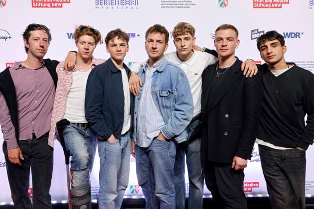 Die Schauspieler Maximilian Mauff, Arsseni Bultmann, Nico Marischka, Johannes Kienast, Jonathan Kriener, David Schütter und Loran Alhasan bei der Premiere der Serie Chabos beim 11. Seriencamp Festival 2025 im Cinenova Kino. Köln, 05.06.2025 NRW Deutschland Copyright: xChristophxHardtx