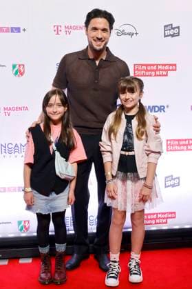 Schauspieler Alexander Milo mit Eliah Lade (l) und Schauspielerin Rona Regjepi (r) bei der Premiere der Serie Chabos beim 11. Seriencamp Festival 2025 im Cinenova Kino. Köln, 05.06.2025 NRW Deutschland Copyright: xChristophxHardtx