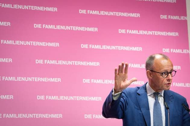 News Themen der Woche KW23 News Bilder des Tages Familienunternehmer-Tage 2025 Bundeskanzler Friedrich Merz bei seiner Rede mit erhobener Hand auf den Familienunternehmer-Tagen 2025 in Berlin , Berlin , 06.06.2025 Berlin Berlin Deutschland *** Familienunternehmer Tage 2025 Federal Chancellor Friedrich Merz during his speech with his hand raised at the Familienunternehmer Tage 2025 in Berlin , Berlin , 06 06 2025 Berlin Berlin Germany