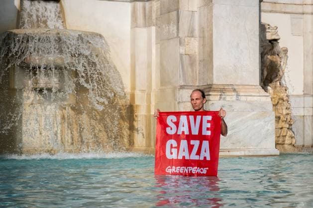 News Themen der Woche KW23 June 6, 2025, Rome, Rm, Italy: Stop the bloodbath in Gaza , Greenpeace activists conduct a blitz for Gaza in the waters of the Fontana dell Acqua Paola on the Gianicolo hill. Rome Italy - ZUMAg256 20250606_znp_g256_003 Copyright: xMarcoxDixGianvitox
