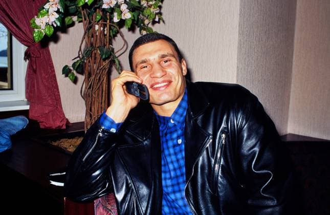 Vitali Klitschko, ukrainischer Profi-Boxer, WBO Weltmeister im Schwergewicht, hier am Telefon, 1996. Copyright: HartwigxValdmanis Nur redaktionelle Nutzung. Editorial usage only. VAL_7205004877