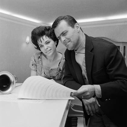 Inge Brandenburg, Max Greger Max Greger und Inge Brandenburg studieren gemeinsam Noten am Klavier, in Gregers Villa in Grünwald bei München, 1961. Auf dem Instrument liegt Greger™s Saxophon, während er eine Partitur umblättert. PR Aufnahme für das gemeinsame kommende Konzert. Grünwald Deutschland Copyright: KlausxRedenbacher RED_93030000243 EDITORIAL USE ONLY