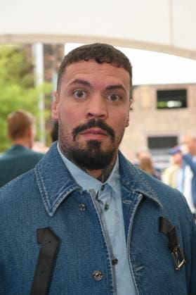 Comedian Mariano Vivenzio aka EMMVEE kommt zur Preisverleihung Deutscher Entertainment Award 2025