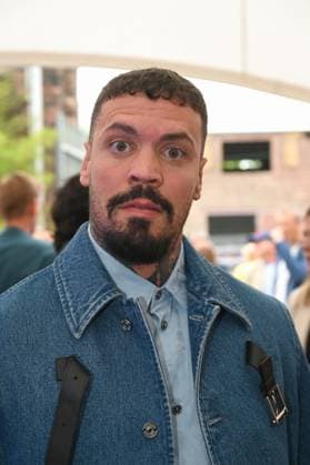 Comedian Mariano Vivenzio aka EMMVEE kommt zur Preisverleihung Deutscher Entertainment Award 2025