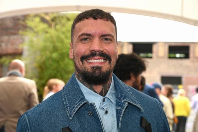 Comedian Mariano Vivenzio aka EMMVEE kommt zur Preisverleihung Deutscher Entertainment Award 2025