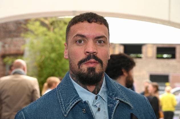 Comedian Mariano Vivenzio aka EMMVEE kommt zur Preisverleihung Deutscher Entertainment Award 2025