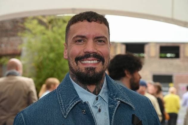 Comedian Mariano Vivenzio aka EMMVEE kommt zur Preisverleihung Deutscher Entertainment Award 2025