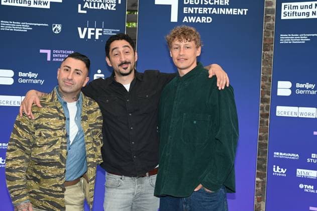 Sänger Sammy Amara ( band Broilers), Eko Fresh und Tim Bendzko , l-r. kommt zur Preisverleihung Deutscher Entertainment Award 2025