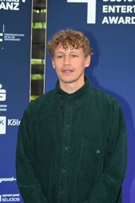 Sänger Tim Bendzko kommt zur Preisverleihung Deutscher Entertainment Award 2025
