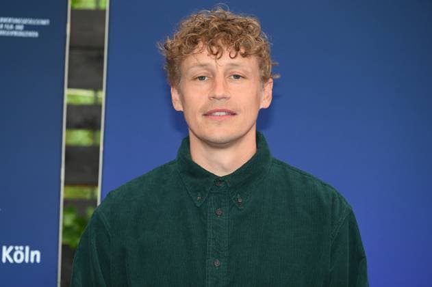 Sänger Tim Bendzko kommt zur Preisverleihung Deutscher Entertainment Award 2025