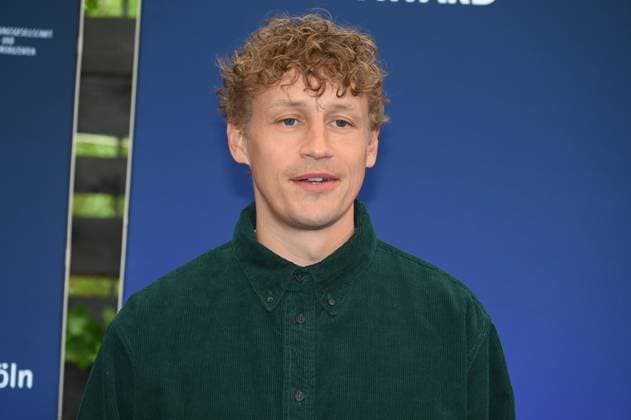 Sänger Tim Bendzko kommt zur Preisverleihung Deutscher Entertainment Award 2025