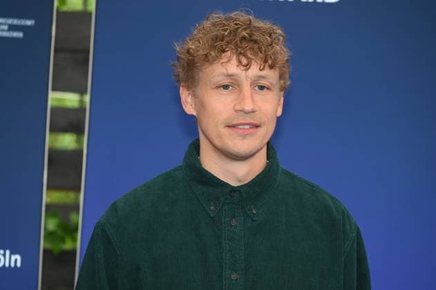 Sänger Tim Bendzko kommt zur Preisverleihung Deutscher Entertainment Award 2025