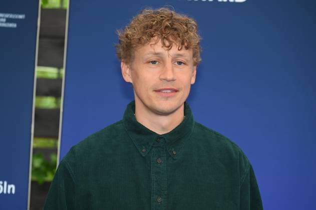 Sänger Tim Bendzko kommt zur Preisverleihung Deutscher Entertainment Award 2025