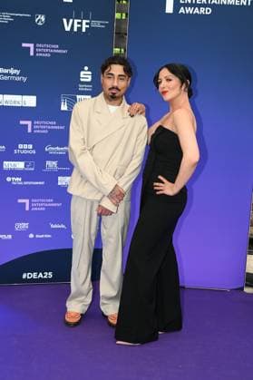 Comedian Tony Bauer und Tülin Sezgin aka Conny kommt zur Preisverleihung Deutscher Entertainment Award 2025