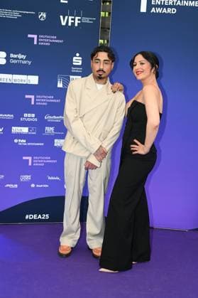 Comedian Tony Bauer und Tülin Sezgin aka Conny kommt zur Preisverleihung Deutscher Entertainment Award 2025