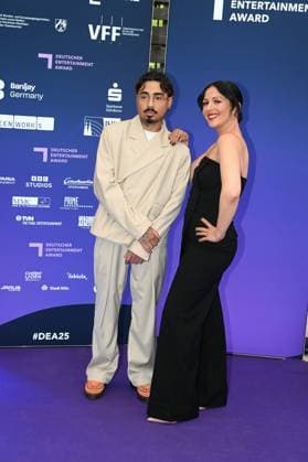 Comedian Tony Bauer und Tülin Sezgin aka Conny kommt zur Preisverleihung Deutscher Entertainment Award 2025