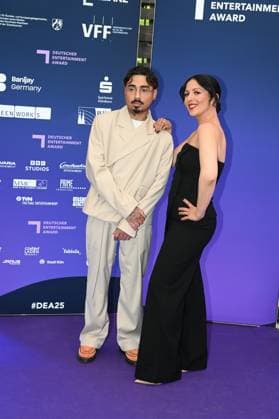 Comedian Tony Bauer und Tülin Sezgin aka Conny kommt zur Preisverleihung Deutscher Entertainment Award 2025