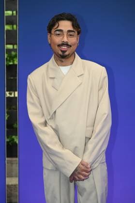 Comedian Tony Bauer kommt zur Preisverleihung Deutscher Entertainment Award 2025