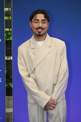 Comedian Tony Bauer kommt zur Preisverleihung Deutscher Entertainment Award 2025